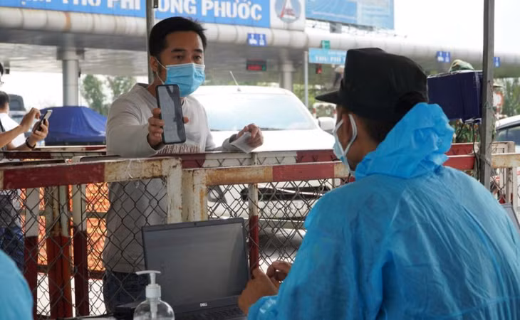 Dừng kiểm tra giấy xét nghiệm Covid-19 tại 12 chốt cửa ngõ TP.HCM