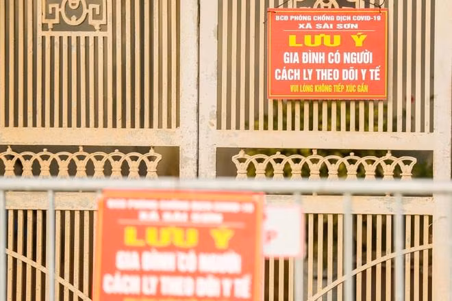 Chính quyền sở tại đã gắn biển thông báo tại nhà nơi có ca nghi ngờ dương tính để phòng, chống dịch