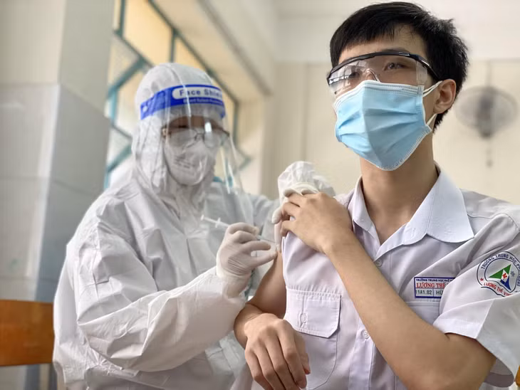 Học sinh THPT tại TP.HCM tiêm vắc xin Covid-19.