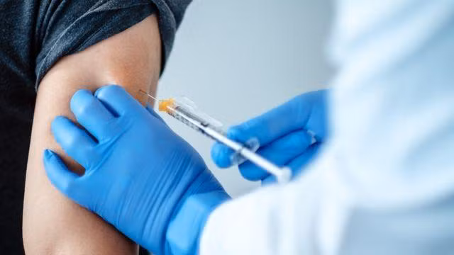 Tất cả người dân từ 12 tuổi đều được tiêm đủ hai liều vaccine Covid-19 cơ bản