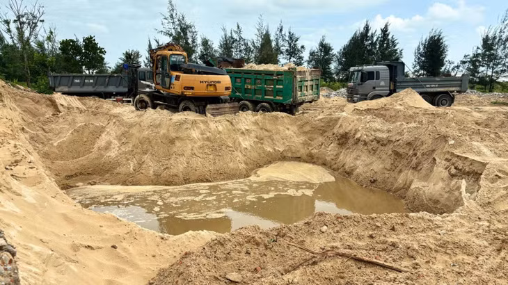 Hiện trường khai thác cát trái phép bên trong khu du lịch Thiên Đàng