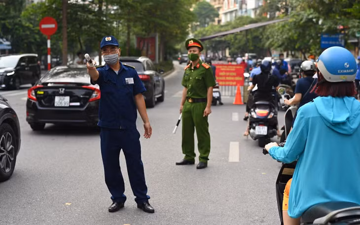 Lực lượng chức năng chia đường Đào Tấn thành hai làn, làn ngoài cùng bên trái dành cho ôtô qua chốt mà không phải kiểm tra giấy tờ. Làn còn lại kiểm soát 100% lượng người đi xe máy, xe đạp.