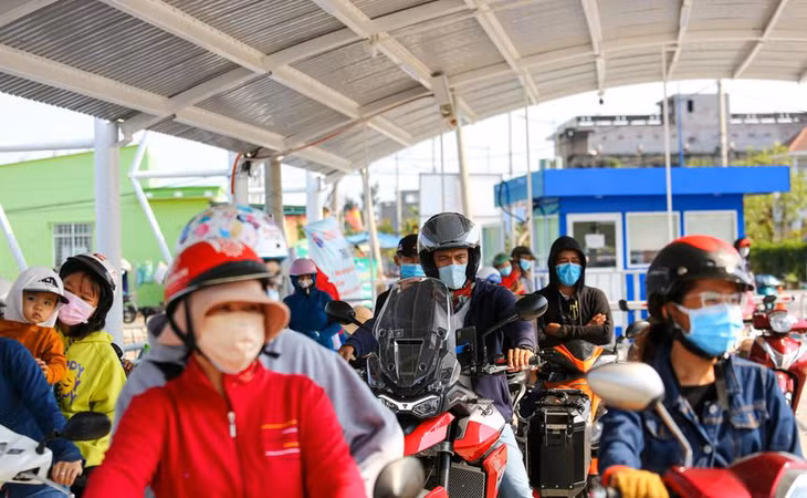 Người đi phà được yêu cầu khai báo y tế và đảm bảo quy tắc phòng, chống dịch.