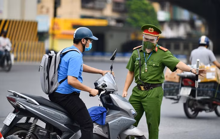 "Trong ít phút buổi sáng, sau khi lực lượng chức năng kiểm tra các xe vận chuyển hàng hoá, đã có 5 trường hợp vi phạm bị xử lý, trong đó 4 trường hợp là các xe tải vận chuyển hàng không thiết yếu", trung tá Trương Thành Vũ cho biết.