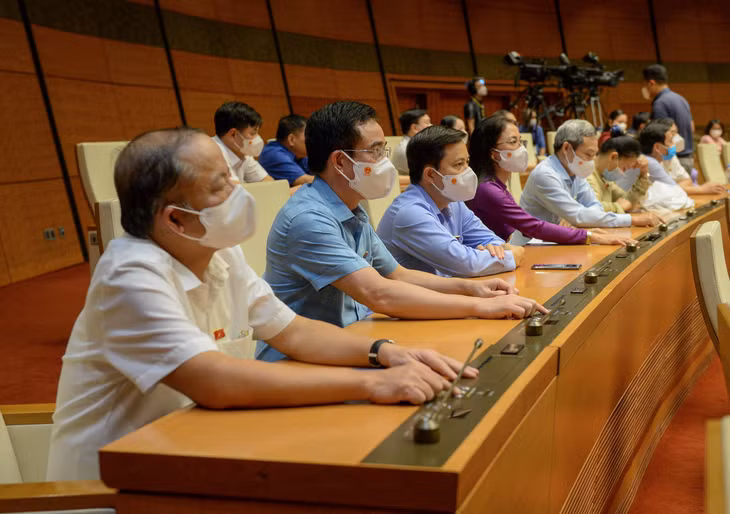Các đại biểu Quốc hội biểu quyết thông qua Nghị quyết về Chương trình giám sát của Quốc hội năm 2022.