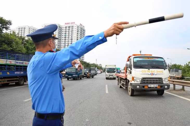 Thanh tra Sở GTVT Hà Nội đã bố trí lực lượng tại 44 chốt trực để phân luồng nhằm bảo đảm trật tự, an toàn giao thông, phục vụ người dân đi lại trong dịp Tết Nguyên đán. Ảnh minh họa