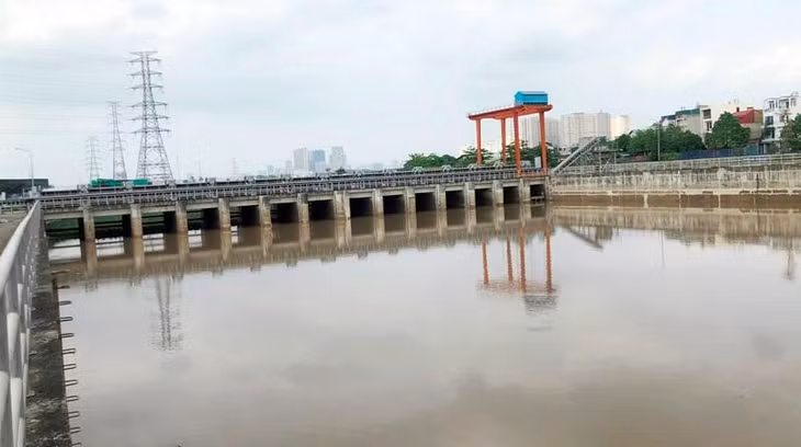 Hồ thu gom và chứa nước để trạm bơm Yên Nghĩa hoạt động ngày hôm qua cạn sâu