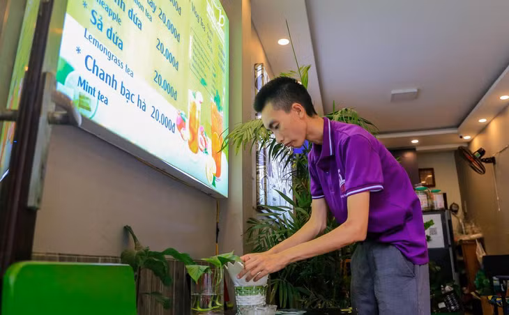 Anh Linh (nhân viên của quán), cho biết: "Lượng khách đến với quán giảm đáng kể từ khi có công trình này. Hiện tại tôi cũng chỉ mong công trình hoàn thiện để cửa hàng có vị trí thoáng đãng bán hàng".