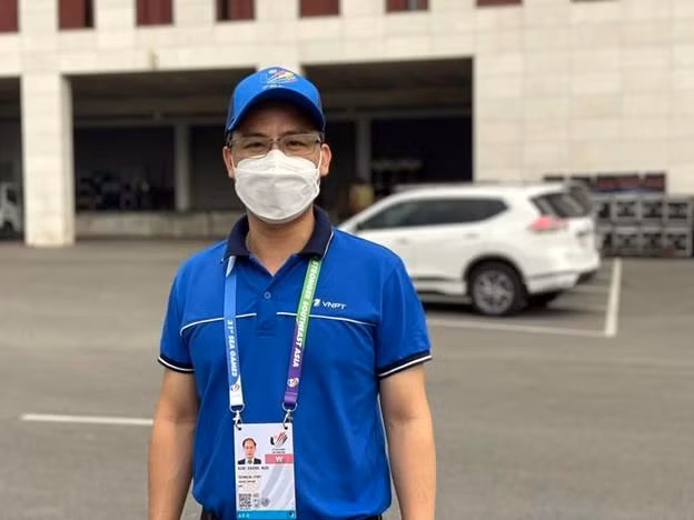 Anh Khương Ngọc Bính, chuyên viên kỹ thuật hỗ trợ phát hình vệ tinh tại Trung tâm Hội nghị Quốc gia