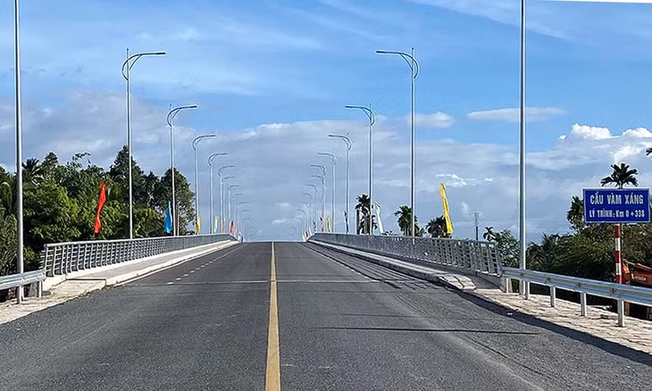 Cầu Vàm Xáng bắc qua sông Cần Thơ.