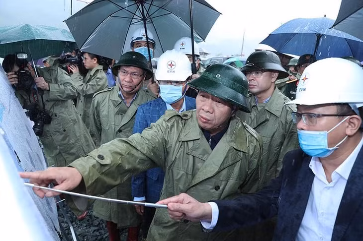 Phó Thủ tướng Lê Văn Thành và đoàn công tác Chính phủ đã thị sát, kiểm tra thực địa công trường dự án thủy điện Hòa Bình mở rộng, ngày 30/10. Ảnh: TT