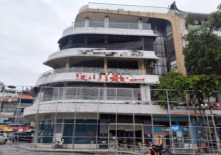 Lực lượng chức năng tiến hành quây rào, thực hiện các thủ tục liên quan để chuẩn bị phá dỡ tòa nhà "Hàm cá mập"