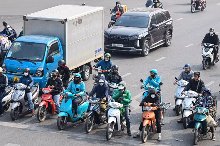 Một số tài xế Xanh SM và Grab dừng đèn đỏ trên phố Chùa Bộc, Hà Nội