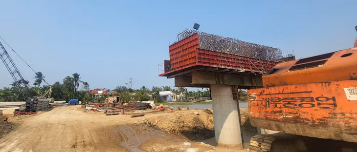 Được đánh giá là hạng mục thi công chậm so với các nhà thầu khác, cầu Châu Me Đông do nhà thầu Công ty CP Đầu tư và Phát triển hạ tầng 620 cũng đang nỗ lực để hoàn thành phần móng trụ, lao dầm trước tháng 9/2023 - thời điểm mùa mưa bão miền Trung bắt đầu