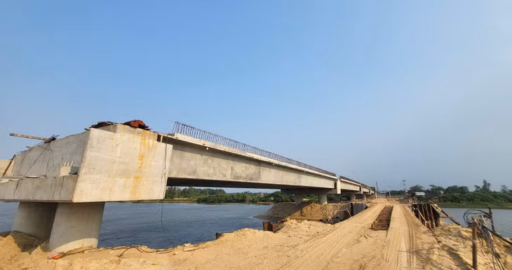 Cùng với cầu Cửa Lở đang đảm bảo tiến độ, tại giai đoạn IIa, thành phần 1, các hạng mục cầu Khánh Lạc - Vực Hồng cũng đã và đang hoàn thiện phần đúc trụ và lao dầm.