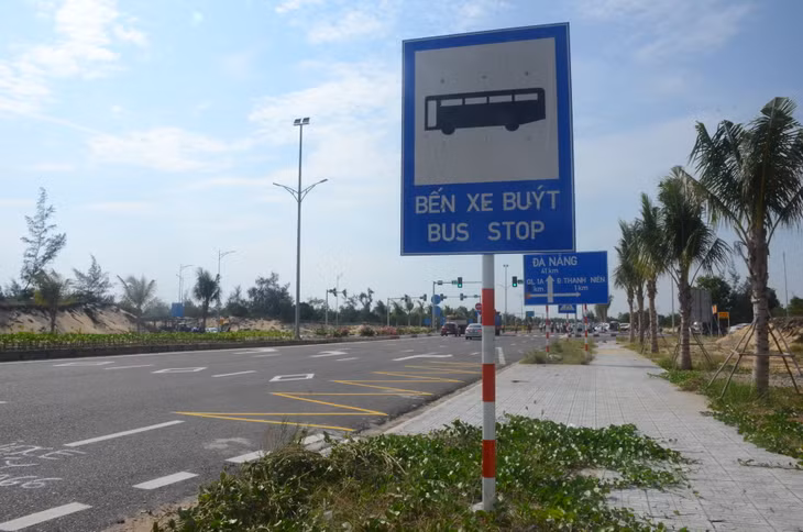 Trên tuyến bố trí các trạm dừng xe buýt