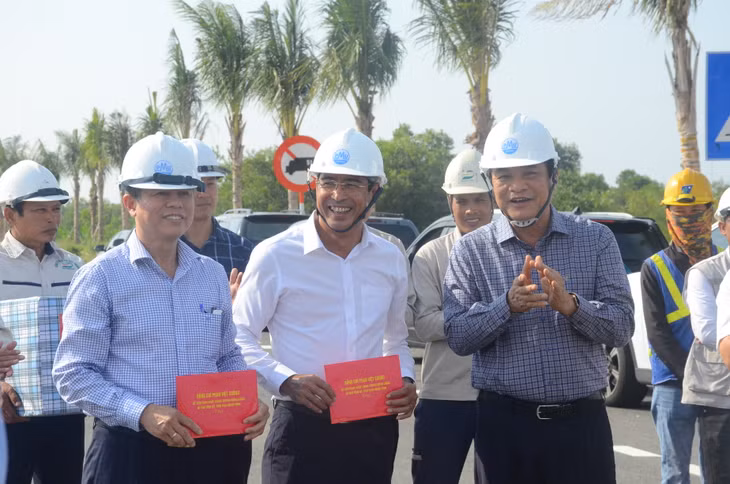 Ông Phan Việt Cường (bên phải) - Bí thư Tỉnh uỷ Quảng Nam chúc mừng đại diện Chủ đầu tư, địa phương đã nỗ lực, chủ động phối hợp triển khai các công việc đưa công trình vào phục vụ phát triển kinh tế - xã hội tỉnh Quảng Nam