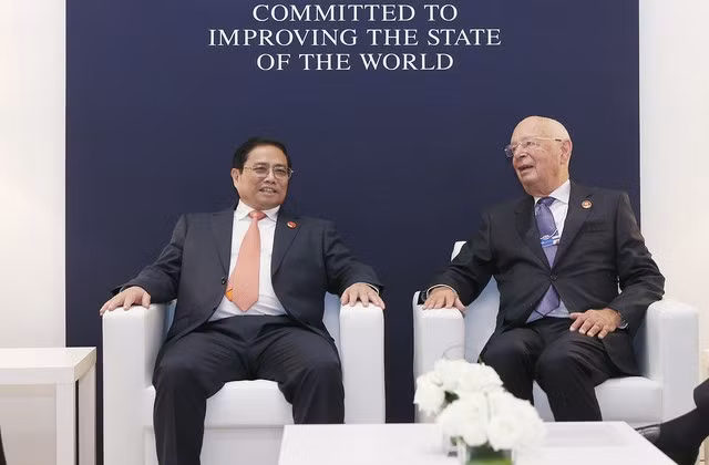Thủ tướng Phạm Minh Chính và Giáo sư Klaus Schwab, nhà sáng lập kiêm Chủ tịch điều hành WEF. Ảnh: VGP Thủ tướng Phạm Minh Chính và Giáo sư Klaus Schwab, nhà sáng lập kiêm Chủ tịch điều hành WEF. Ảnh: VGP