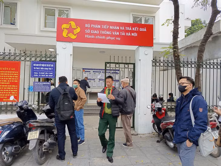 Sở GTVT Hà Nội tạm dừng cấp đổi GPLX từ trưa 31/12. Ảnh minh họa Sở GTVT Hà Nội tạm dừng cấp đổi GPLX từ trưa 31/12. Ảnh minh họa