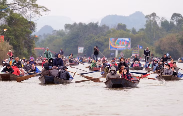 Từ mùa lễ hội năm 2024, đò vận chuyển khách ở chùa Hương sẽ được thống nhất đầu mối quản lý
