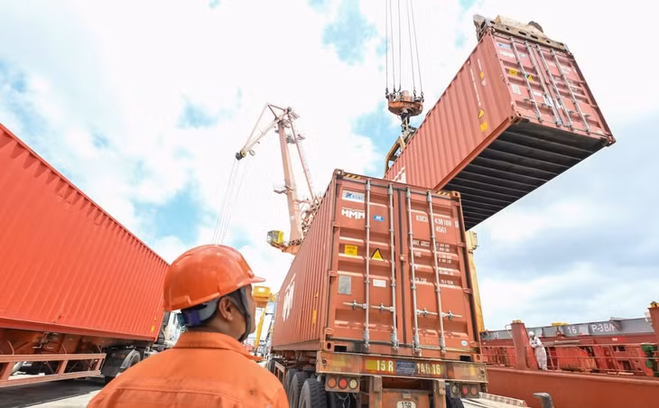Bốc dỡ hàng hóa tại cảng Tân Vũ, Hải Phòng