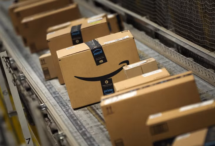 Các gói hàng của Amazon tại một trung tâm chia chọn ở Robbinsville, New Jersey, Mỹ