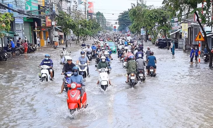 Quốc lộ 91 đoạn qua quận Ninh Kiều ngập sâu trong đợt triều cường