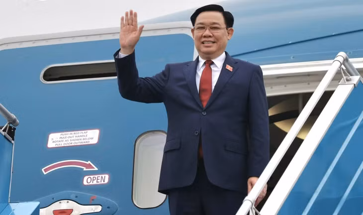 Chủ tịch Quốc hội Vương Đình Huệ lên đường dự Hội nghị cấp cao Quốc hội ba nước CLV tại Lào