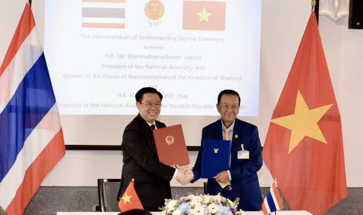 Kết thúc Hội đàm, hai nhà Lãnh đạo đã ký và chứng kiến lễ ký kết, trao đổi hai văn kiện hợp tác.