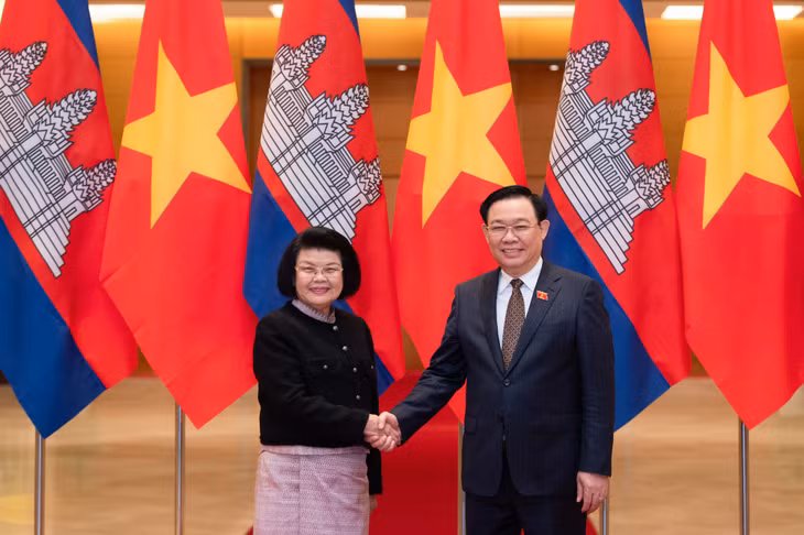 Chủ tịch Quốc hội Vương Đình Huệ chủ trì lễ đón trọng thể Chủ tịch Quốc hội Vương quốc Campuchia Samdech Khuon Sudary thăm chính thức Việt Nam.
