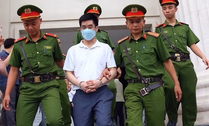 Cựu điều tra viên Hoàng Văn Hưng rời tòa sau khi nghe tuyên án