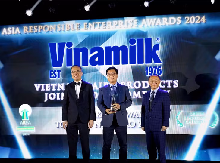 Đại diện Vinamilk nhận giải thưởng tại hạng mục “Green Leadership” - Doanh nghiệp Trách nhiệm Châu Á (AREA) 2024