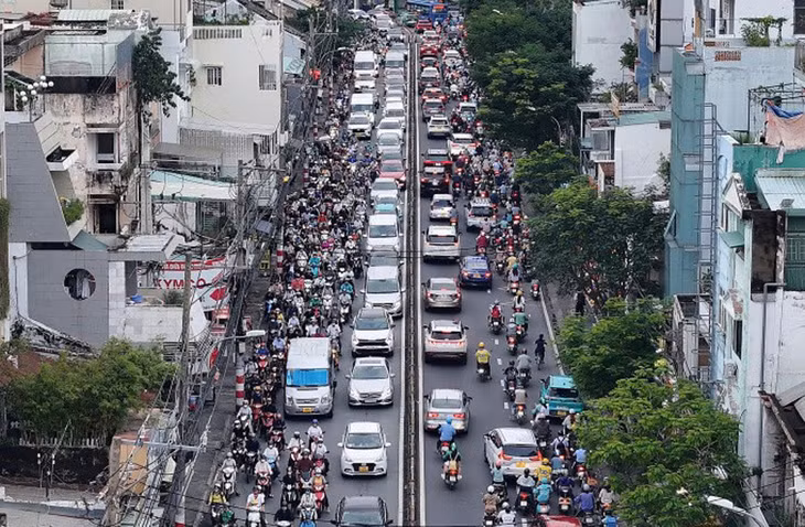 Cảnh ùn ứ trên đường Nguyễn Tất Thành, hướng vào trung tâm TP.HCM