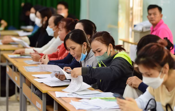 Người lao động làm thủ tục hưởng trợ cấp thất nghiệp Người lao động làm thủ tục hưởng trợ cấp thất nghiệp
