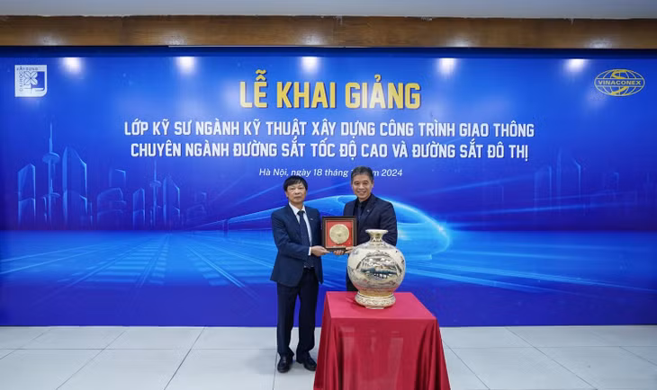 Ông Nguyễn Hữu Tới, Chủ tịch HĐQT VINACONEX và PGS.TS Hoàng Tùng, Hiệu trưởng Trường Đại học Xây dựng trao quà lưu niệm ghi dấu sự hợp tác chiến lược giữa hai bên