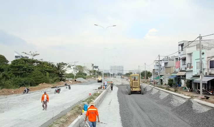 Đoạn song hành Quốc lộ 50 dài 2 km, từ nút giao Trịnh Quang Nghị đến điểm giao Quốc lộ 50 đang hoàn thiện để thông xe ngày 30/12/2024