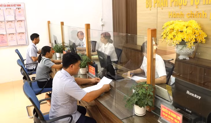 Người dân đến Bộ phận phục vụ hành chính công xã Việt Thành, huyện Trấn Yên, tỉnh Yên Bái làm thủ tục hành chính