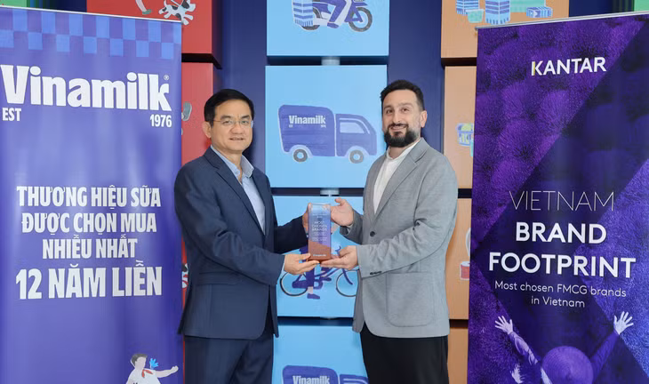 Đại diện Kantar Việt Nam (bên phải) trao các chứng nhận cho ông Nguyễn Quang Trí – Giám đốc điều hành Marketing Vinamilk. Đại diện Kantar Việt Nam (bên phải) trao các chứng nhận cho ông Nguyễn Quang Trí – Giám đốc điều hành Marketing Vinamilk.