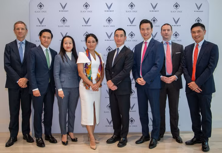 Bà Lê Thị Thu Thủy - Tổng giám đốc VinFast (váy trắng) và lãnh đạo Black Spade Acquisition tại sự kiện ký kết thoả thuận
