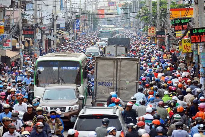Quốc lộ 50 đoạn qua huyện Bình Chánh nhỏ, hẹp thường xuyên bị ùn tắc