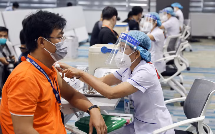 Hơn 30 nhân viên y tế của các bệnh viện ở TP.HCM có mặt từ sớm để thực hiện công việc