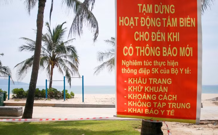 Đà Nẵng lần thứ hai phải cấm tắm biển trong đợt dịch từ ngày 3/5 đến nay