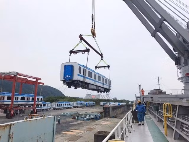 Tàu Metro số 1 được cẩu lên tàu biển để rời cảng về TP.HCM