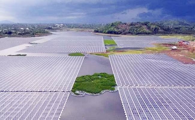 Công trình điện mặt trời nổi trên hồ Tầm Bó của Công ty TNHH Phát triển năng lượng CY