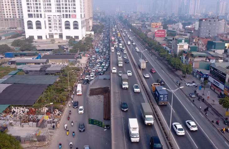 Lô cốt thi công chiếm 2/3 mặt đường Nguyễn Xiển