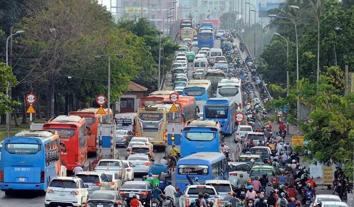 Xe khách giường nằm lưu thông vào nội đô làm gia tăng tình trạng ùn tắc giao thông