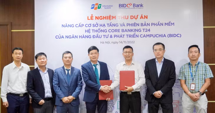Đại diện FPT IS và BIDC ký biên bản nghiệm thu dự án. Đại diện FPT IS và BIDC ký biên bản nghiệm thu dự án.