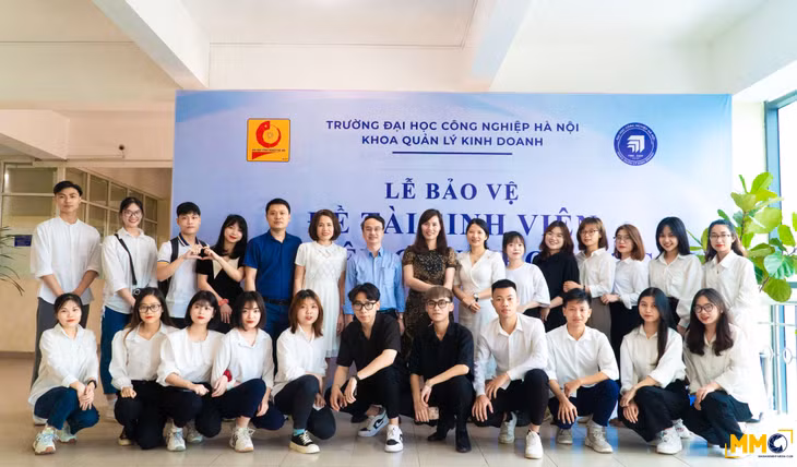 Sinh viên khoa Quản lý Kinh doanh tại Lễ bảo vệ đề tài sinh viên nghiên cứu khoa học năm 2022