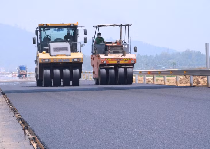 Nhà thầu thi công lớp bê tông nhựa trên cùng mặt đường tại Dự án Cao tốc Nghi Sơn - Diễn Châu
