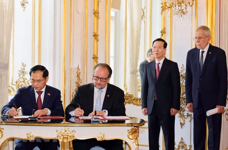 Chủ tịch nước Võ Văn Thưởng và Tổng thống Cộng hòa Áo Alexander Van der Bellen chứng kiến lễ ký kết Bản ghi nhớ giữa Bộ Ngoại giao Việt Nam và Bộ Liên bang về các Vấn đề châu Âu và Quốc tế Áo. Ảnh: TTXVN